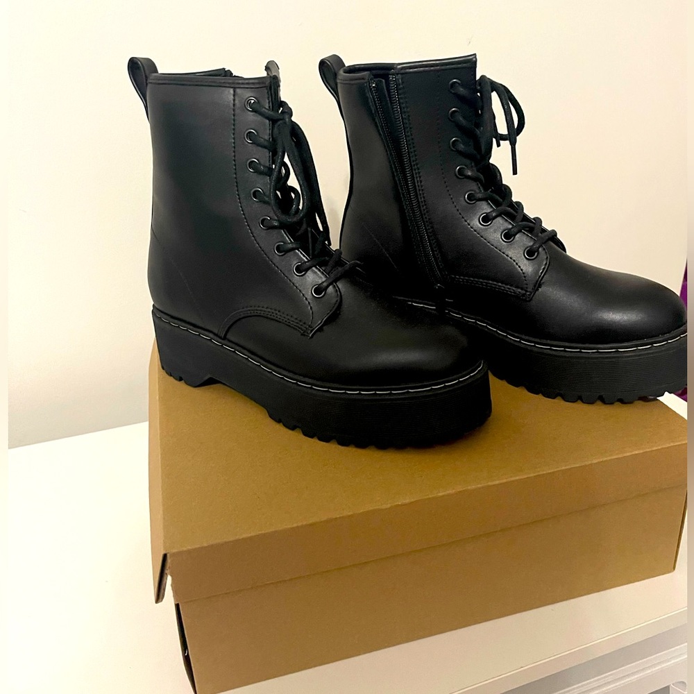 STEVE MADDEN BOOTS SIZE 10 NEW